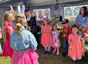 地域活性化ボランティアへの寄付の様子