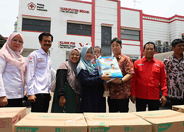 インドネシア赤十字社(PMI)への商品提供の様子