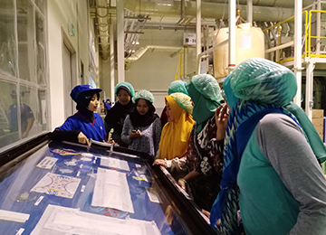 地域住民との関係強化のための工場招待の様子