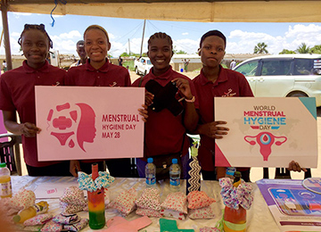 布ナプキンの作製支援の様子