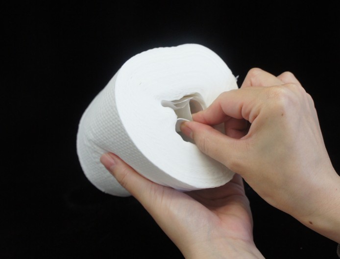 2. 芯を内側に折り込み、重なった部分をつまむ