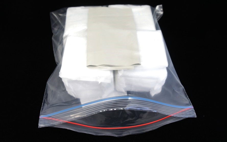 1. 生理用品と一緒に、廃棄用の小袋をチャック付きポリ袋に入れる