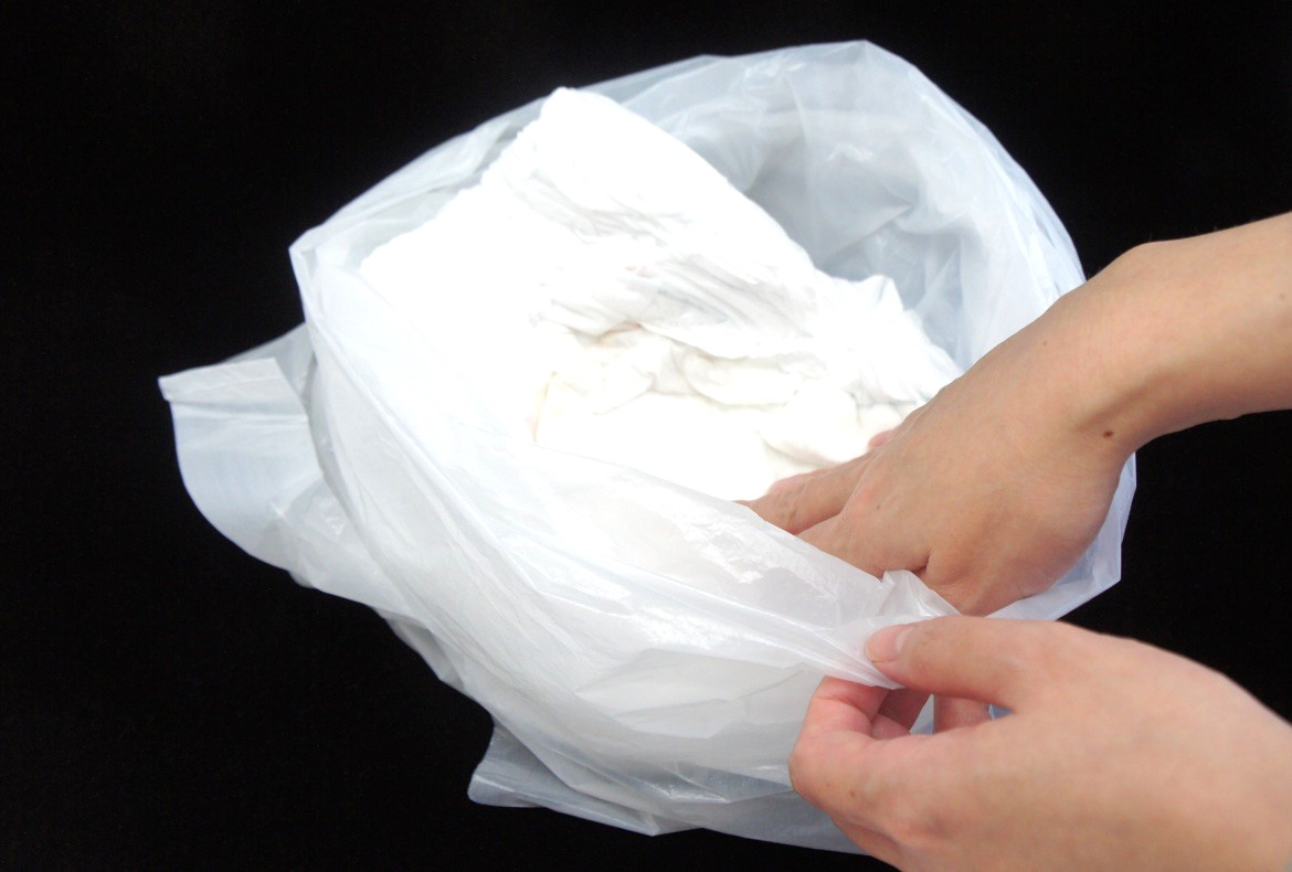 2. 袋の中におむつを敷き詰める