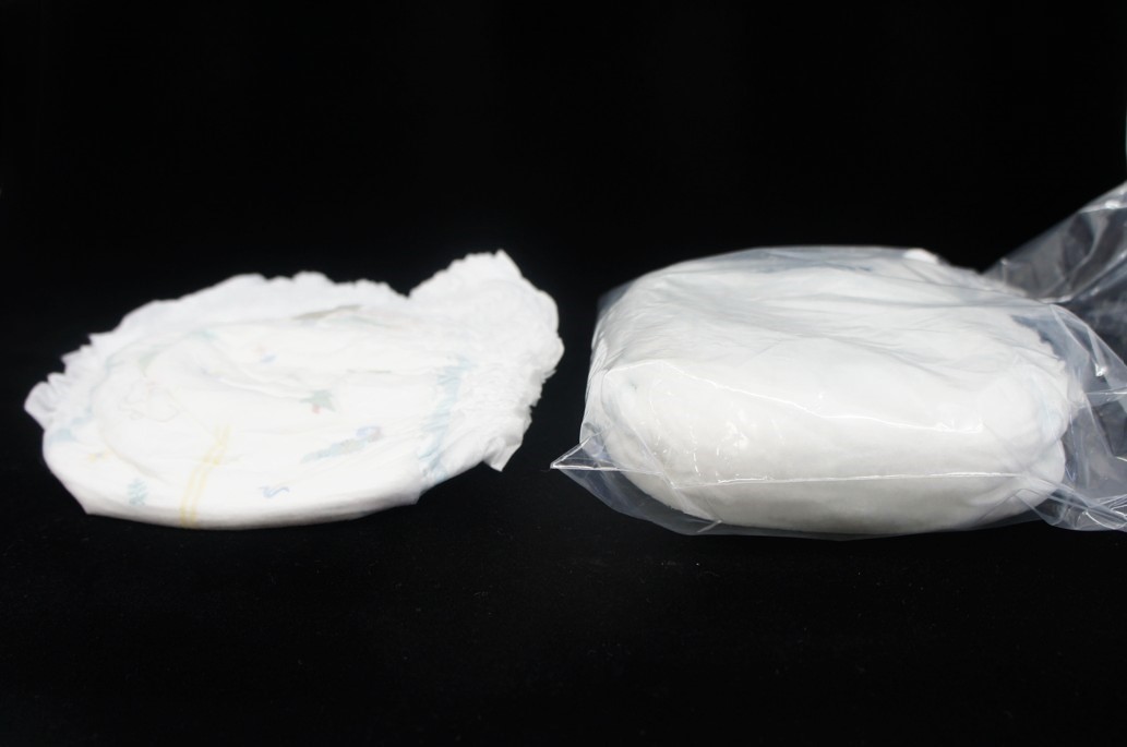 2. おむつが水分を吸ってふくらんだら、チャック付きポリ袋を閉じる