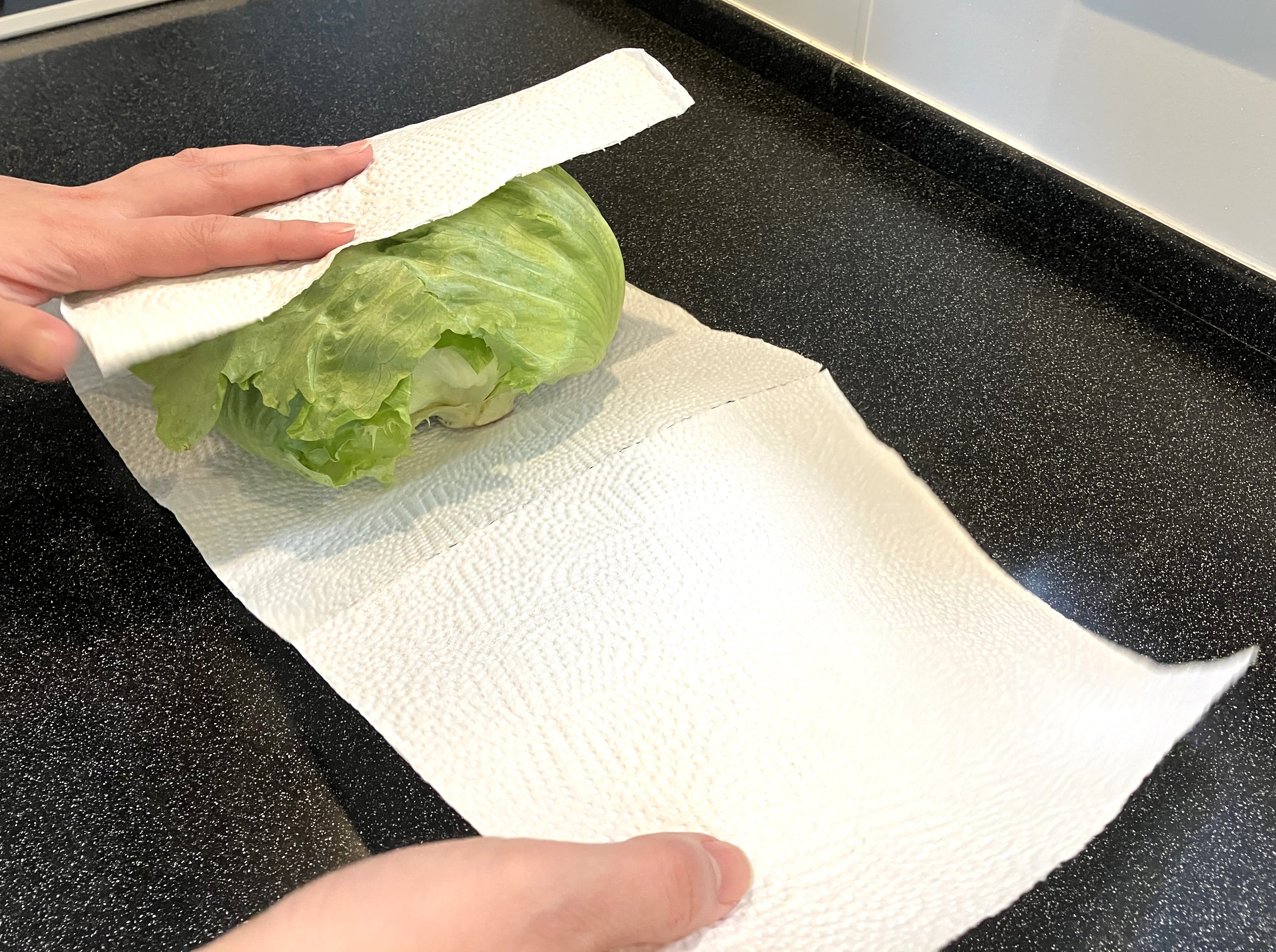 1. レタスの外側の葉をむかずに、乾いたキッチンペーパーで全体を包みます
