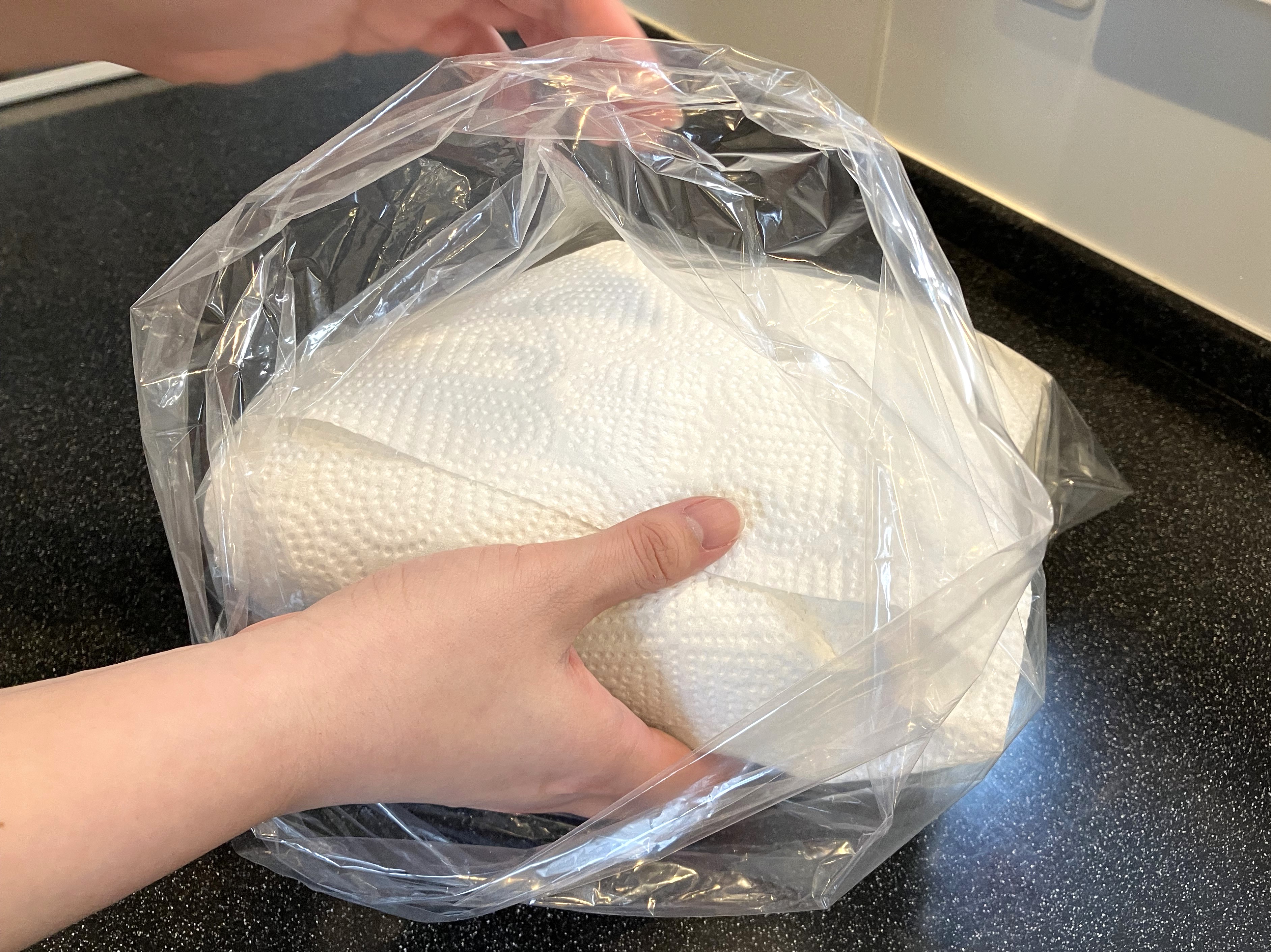 2. そのままポリ袋に入れて、野菜室で保存してください