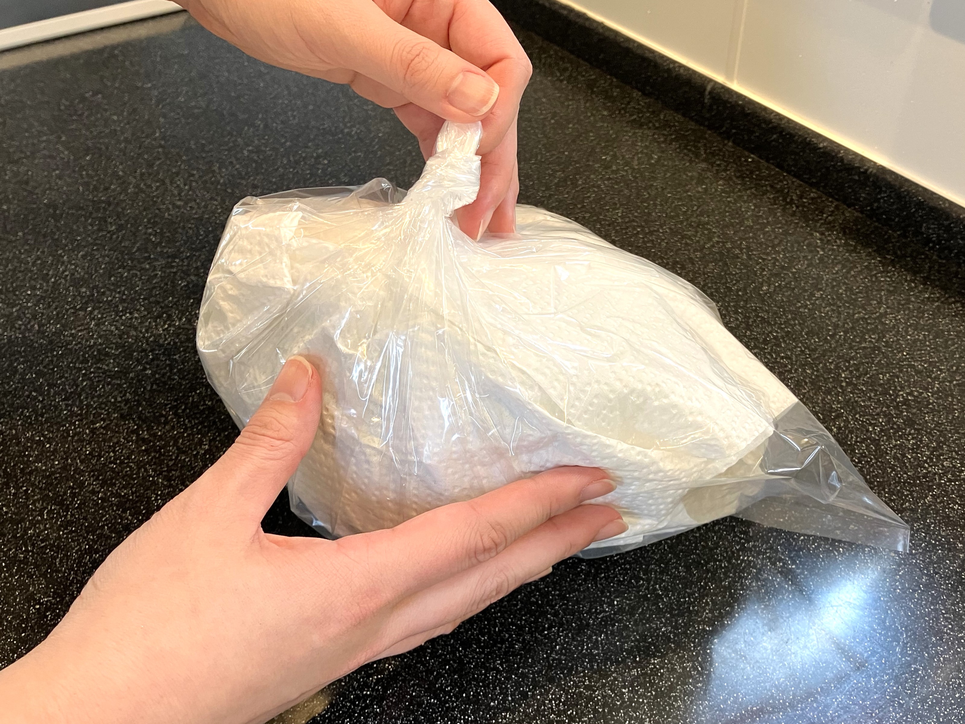 3. 乾いたキッチンペーパーで全体を包み、ポリ袋に入れて野菜室で保存