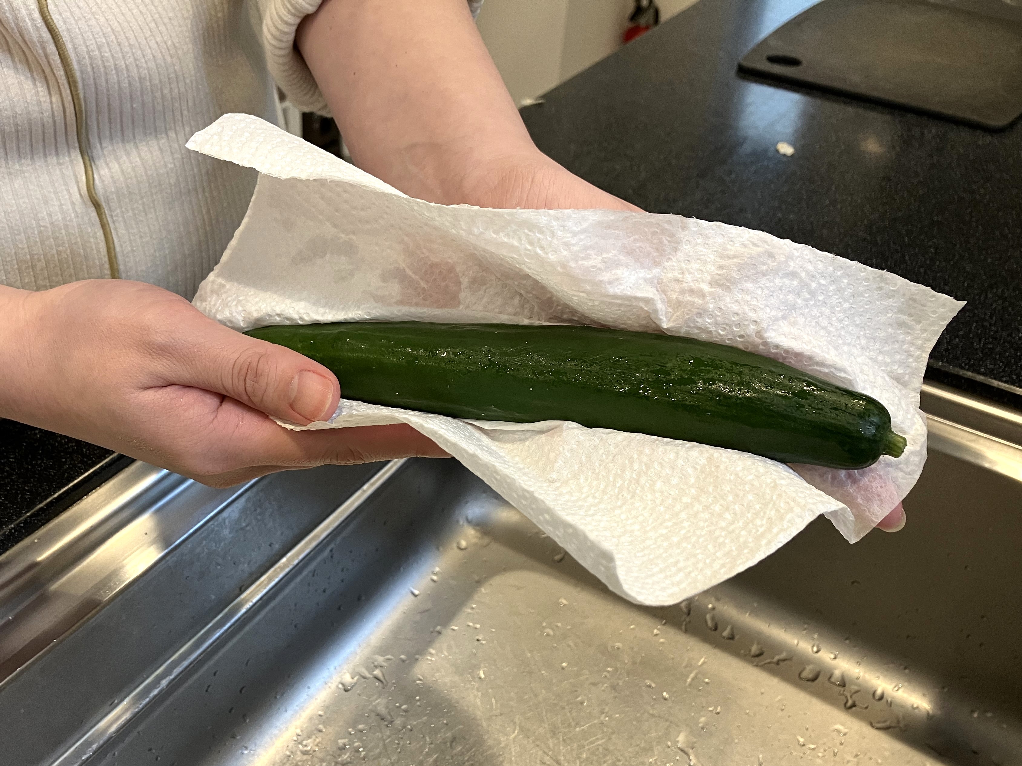 1. きゅうりの表面をしっかり洗浄し、キッチンペーパーで水分を拭く