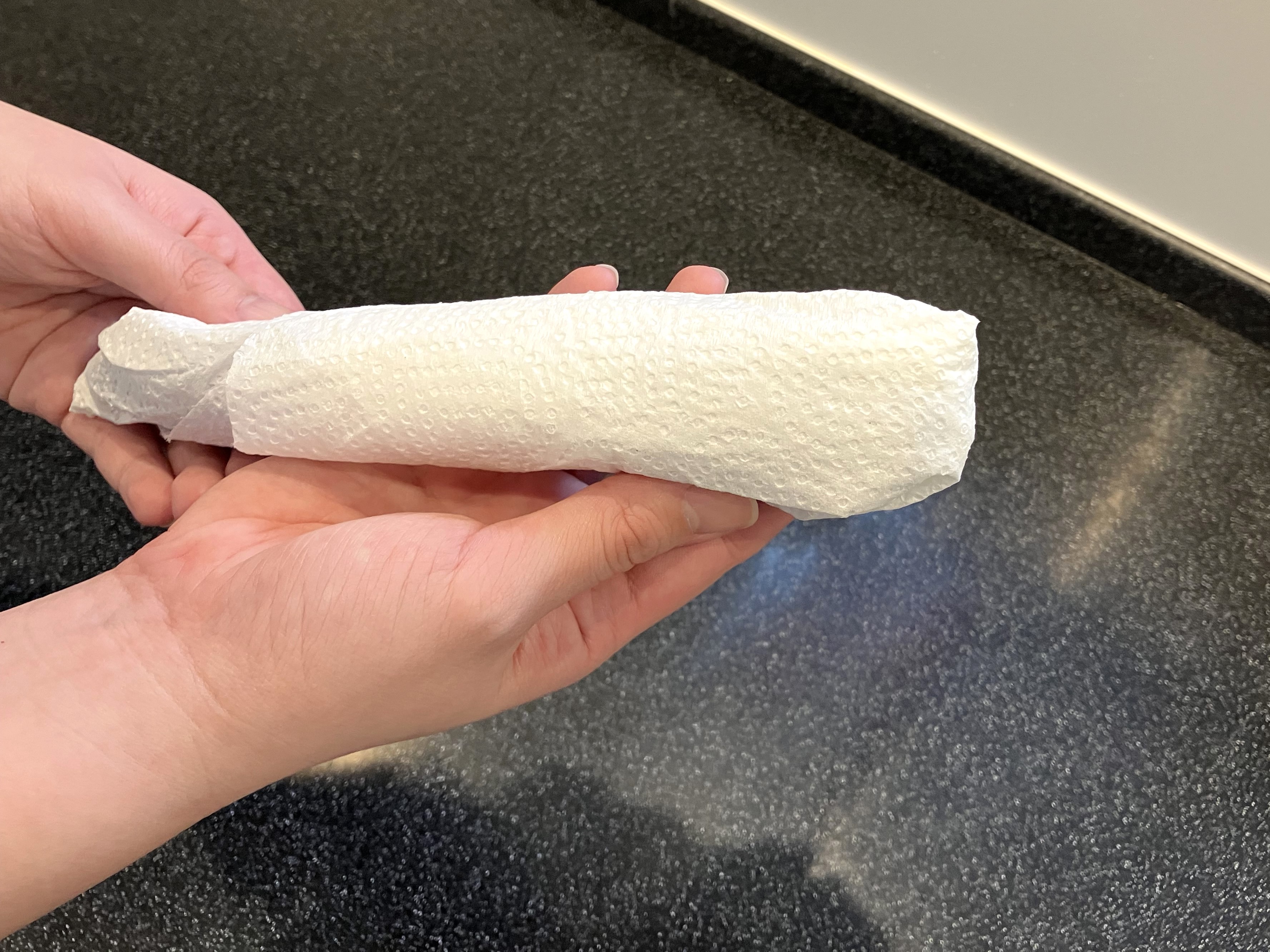 2. 乾いたキッチンペーパーできゅうり全体を包む