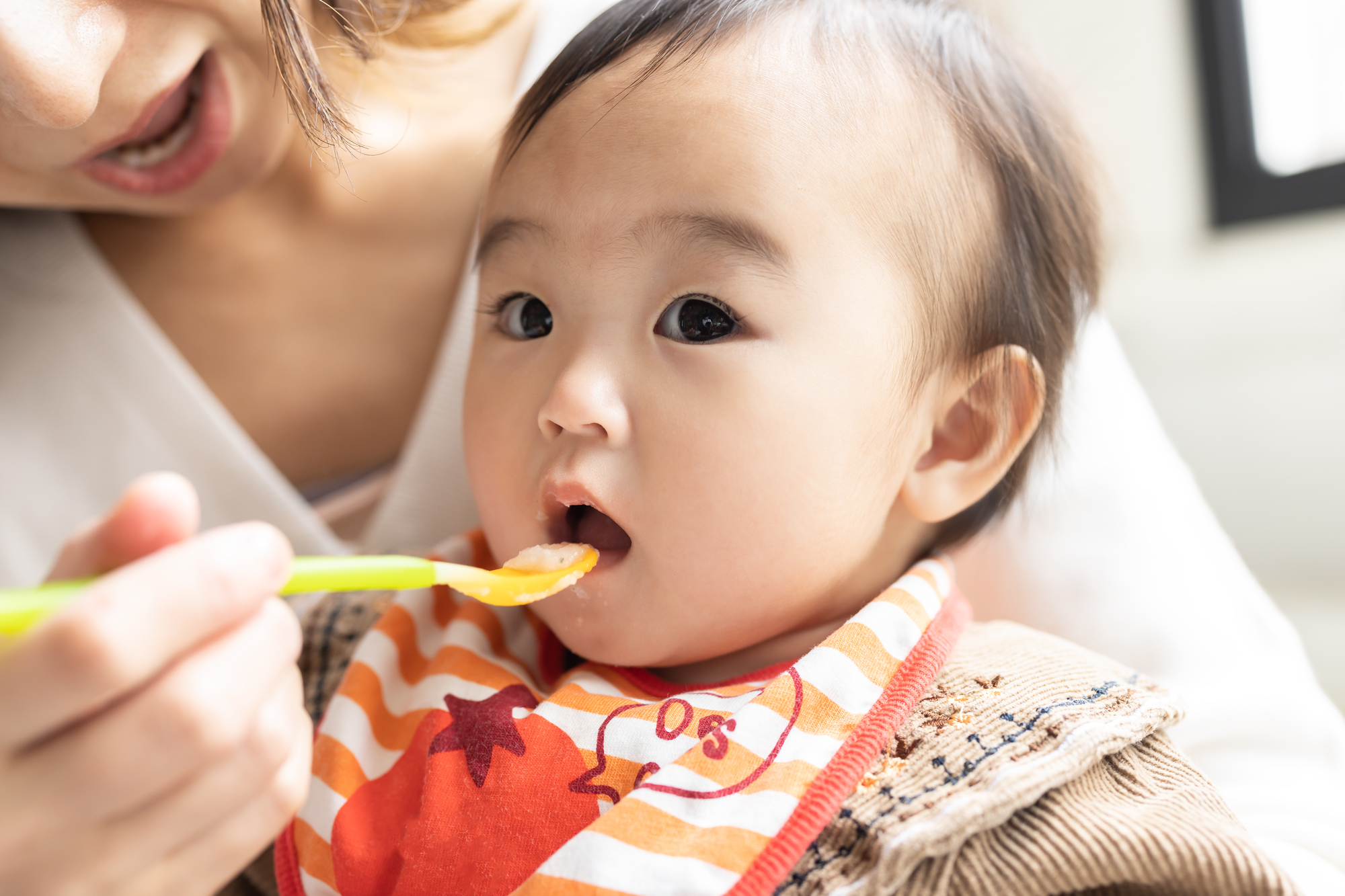 離乳食を始めるべき月齢と赤ちゃんのサイン