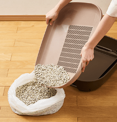 システムトイレ用猫砂の使用方法2：トイレ本体の砂をすべて取り換えている写真