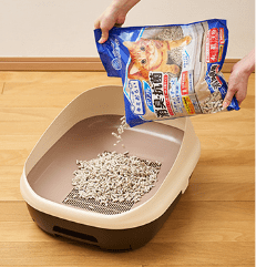 システムトイレ用猫砂の使用方法2：減った猫砂を補充している写真
