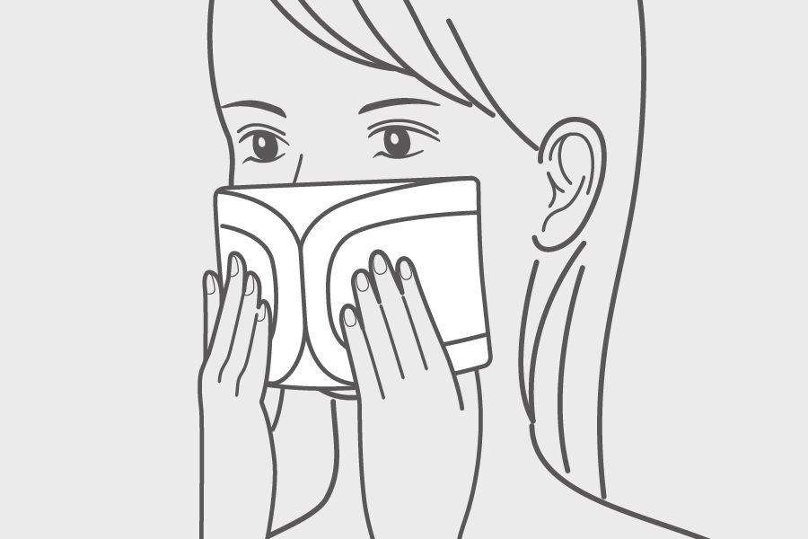 マスクを口にあてる